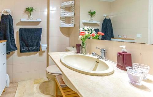 uma casa de banho com um lavatório, um WC e um espelho. em 2 Bedroom Beautiful Apartment In Mlaga em Marbella