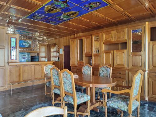 une salle à manger avec une table et des chaises en bois dans l'établissement La croisière, à Étretat