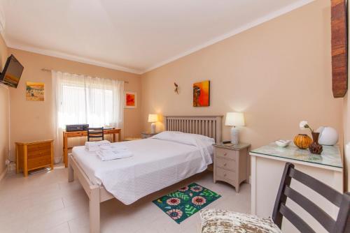 a bedroom with a bed and a desk and a bed at Porto Dona Maria Apartment in Luz