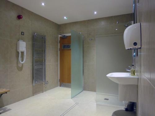 een badkamer met een douche en een wastafel bij 23 Burgh Island Causeway in Bigbury on Sea