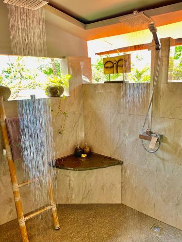 Bilik mandi di Ocean Suite By A&J - Exceptional Beachfront Apartment - Candidasa