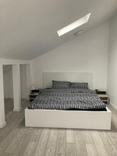 - une chambre blanche avec un grand lit dans l'établissement JoyGate entire villa, à Otopeni