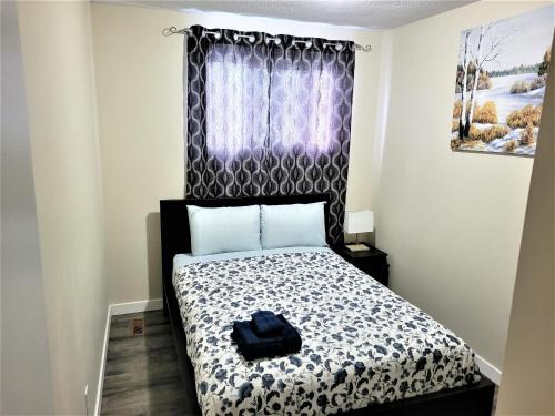 Un dormitorio con una cama con una bolsa azul. en Cozy 4 bedroom townhouse - peaceful feel of home en Winnipeg