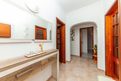 ラゴスにあるCarrob Street Houseの白い壁と木製のキャビネットを備えたキッチン