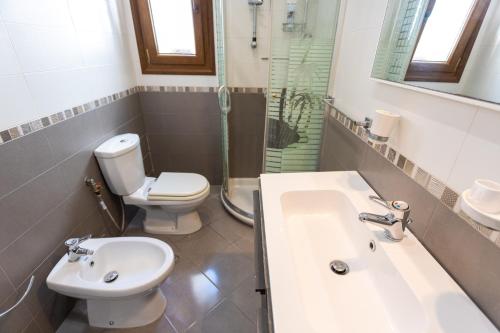 une salle de bains avec toilettes et lavabo dans l'établissement Toni's studios, à Vlorë