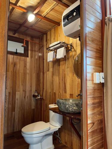 uma casa de banho com um WC e um lavatório em JoyStay em Ilha de Cát Bà