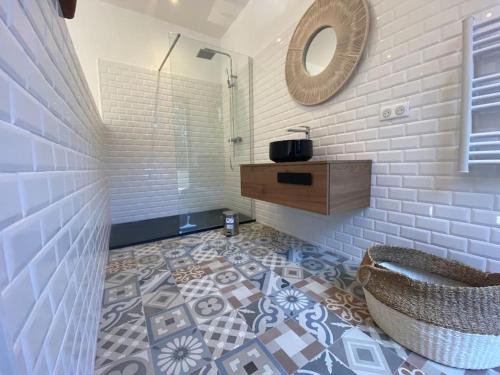ein Badezimmer mit Fliesenboden und einem Spiegel in der Unterkunft Villa d'Architecte avec Piscine, vue imprenable. in Ajaccio