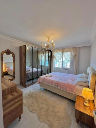 - une chambre avec un grand lit et un miroir dans l'établissement LOFT WITH SEA VIEW IN ISTANBUL, à Istanbul