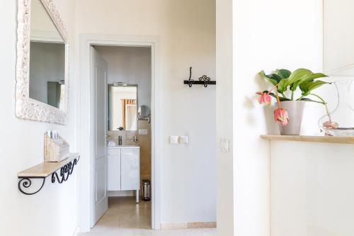 um corredor com uma casa de banho com um lavatório e um espelho em Sea view apartment between Nice and Monaco - 1 em Villefranche-sur-Mer