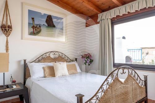 una camera con un letto e una grande finestra di Villa Athena a Torre Lapillo