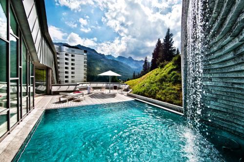 une piscine au milieu d'un bâtiment dans l'établissement Tschuggen Grand Hotel - The Leading Hotels of the World, à Arosa