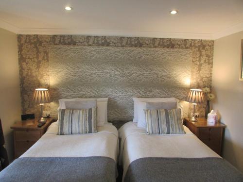 Una cama o camas en una habitación de Decoy Barn Fritton