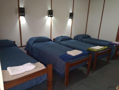 Un grupo de 4 camas en una habitación en Tierra Yacampis264 in 
