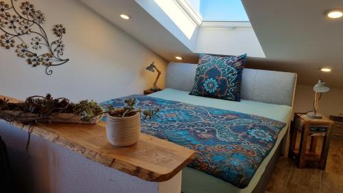 um quarto com uma cama e uma mesa com plantas em Villa Bonita del Kaiserstuhl FeWo1 em Sasbach am Kaiserstuhl