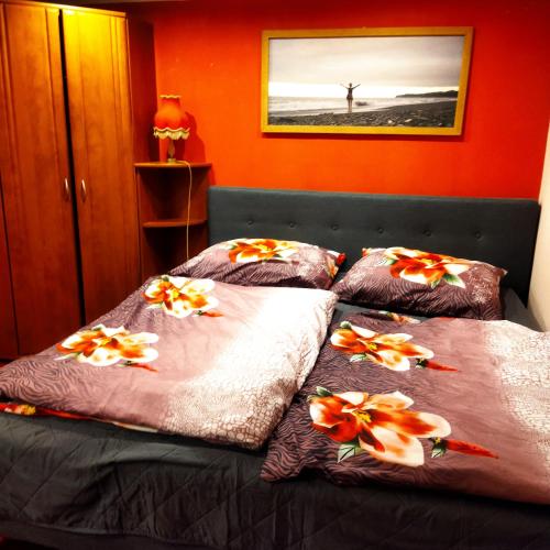 a bedroom with two beds with flowers on them at Samostatný domeček in Klášterec nad Ohří