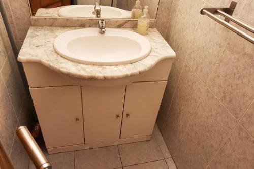 Ένα μπάνιο στο Villa confortable avec Jacuzzi à Chevannes