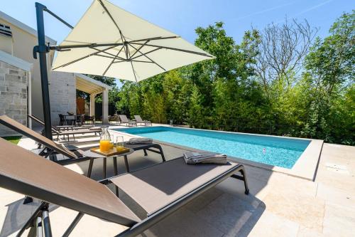 Πισίνα στο ή κοντά στο Villa Alloro Muntrilj with pool