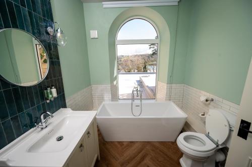 łazienka z umywalką, wanną i toaletą w obiekcie Victoria Hotel by Chef & Brewer Collection w mieście Menai Bridge