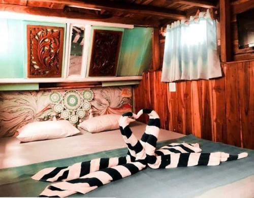 Una habitación con una cama con dos toallas. en Komodo Tour 1-6 Pax 2 Days 1Night en Labuan Bajo
