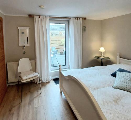 ein Schlafzimmer mit einem großen Bett und einem Fenster in der Unterkunft Winter's Ferienwohnungen in Prerow in Prerow