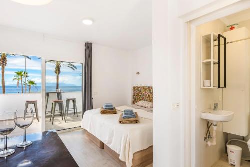 una camera con letto e vista sull'oceano di Beachfront Studio Full Seaview Playa las Americas a Playa de las Americas