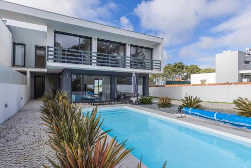 Villa con piscina y casa en Sunny Paradise W/ Pool by LovelyStay, 