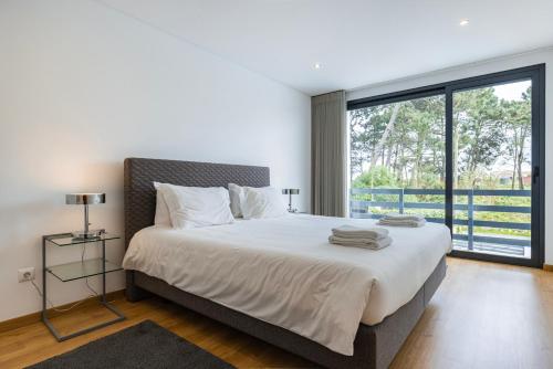 1 dormitorio con cama grande y ventana grande en Sunny Paradise W/ Pool by LovelyStay, 