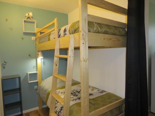 Ce lit superposé se trouve dans un dortoir avec une échelle. dans l'établissement chez Stella 1 chambre et 1 coin lits, à Criel-sur-Mer