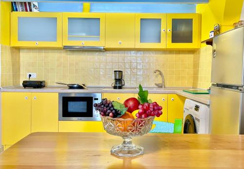 Foto dalla galleria di Seafront - Harbour view , Pitini 2 a Sými