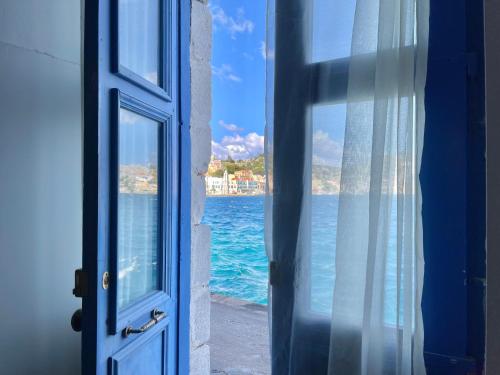 Foto dalla galleria di Seafront - Harbour view , Pitini 2 a Sými