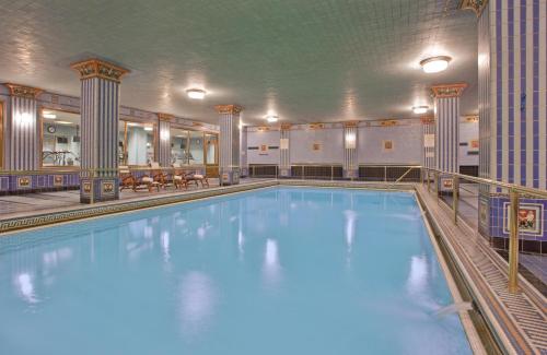 una gran piscina en una habitación de hotel en The Biltmore Los Angeles en Los Ángeles