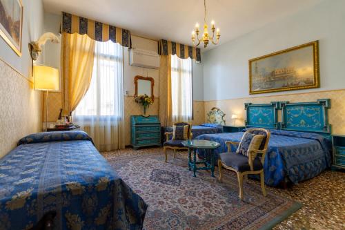 a bedroom with two beds and a table and chairs at Art Dreams B&B in Venice