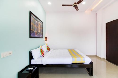 Кровать или кровати в номере OYO Home Comfortable Stays, Near Aasam gadh Current office