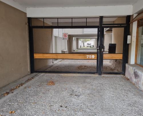 una habitación vacía con un banco en un edificio en Hermoso Monoambiente Céntrico en San Martín de los Andes