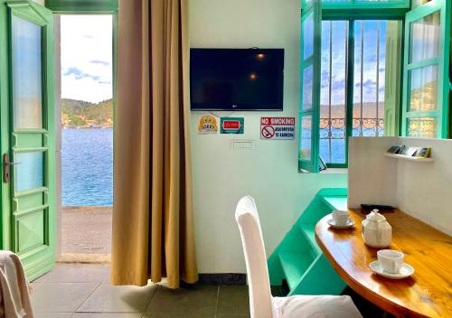 Foto dalla galleria di Seafront - Harbour view , Pitini 1 a Sými