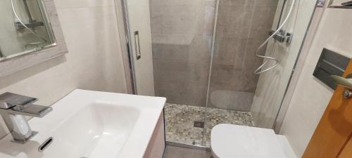 Bilik mandi di Apartamento Catamarán II by DENIA COSTA