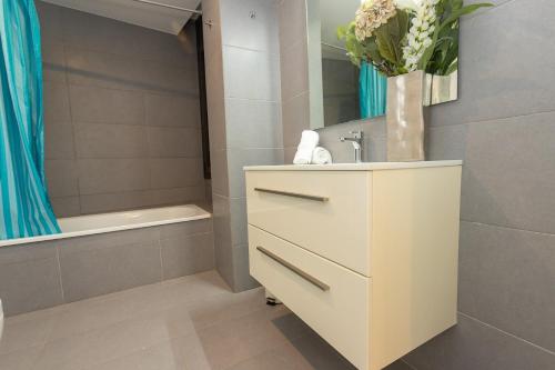 羅薩斯的住宿－RNET - Casa 4 - Vista Mar Almadrava Roses，浴室配有盥洗盆和浴缸。