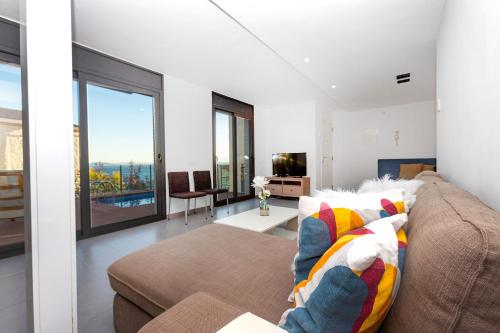 ein Wohnzimmer mit einem Sofa und einem großen Fenster in der Unterkunft RNET - Casa 4 - Vista Mar Almadrava Roses in Roses