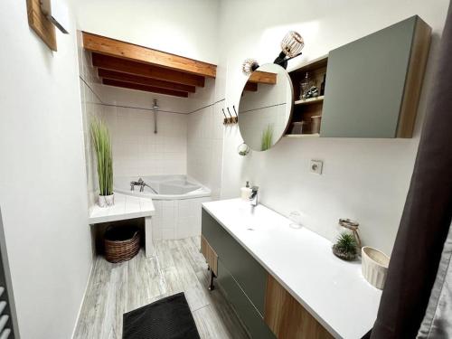 Kúpeľňa v ubytovaní L'escale avec jardin - Coeur de ville