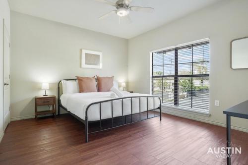 Habitación blanca con cama y ventana en Fully Equipped w Stylish Design and Free Parking, en Austin