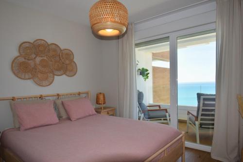 um quarto com uma cama e vista para o oceano em SEASIGHT APARTMENT CALACEITE em Torrox Costa