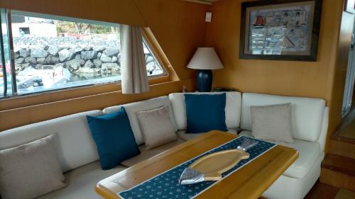 Boat Sirio في سان ميغيل ذي أبونا: غرفة معيشة مع أريكة وطاولة