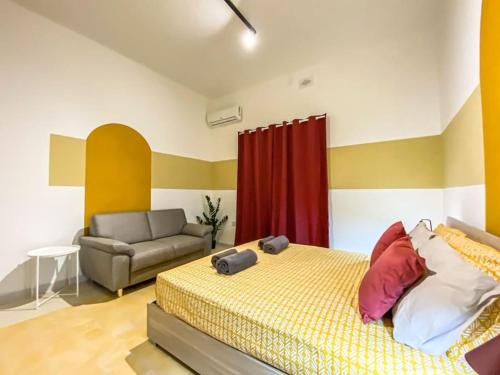 um quarto com uma cama e um sofá em Cozy 1 bedroom apartment in Gzira 4 em Il-Gżira