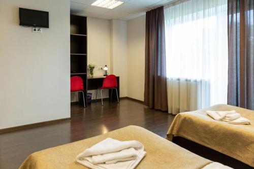 a hotel room with two beds and a window at Motovilla in Toila