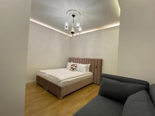 1 dormitorio con 1 cama y 1 sofá en Rothschild 106, en Petaj Tikva