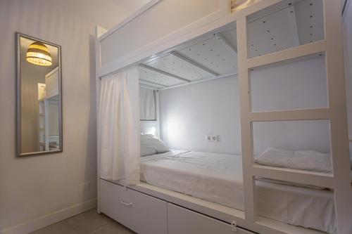 a bedroom with a bunk bed and a mirror at Sun Lovers Hostel in Albufeira