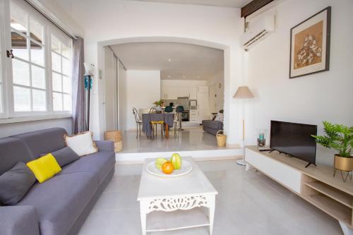 sala de estar con sofá azul y mesa en BE COOL, golfe de saint tropez - Piscine, en Saint-Tropez