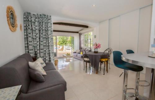 sala de estar con sofá y mesa en BE COOL, golfe de saint tropez - Piscine, en Saint-Tropez