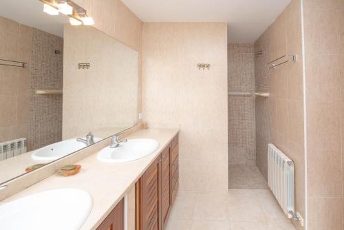 ein Bad mit 2 Waschbecken und einer Dusche in der Unterkunft Villa Carrera 4 Bedrooms in Fanals de Aro