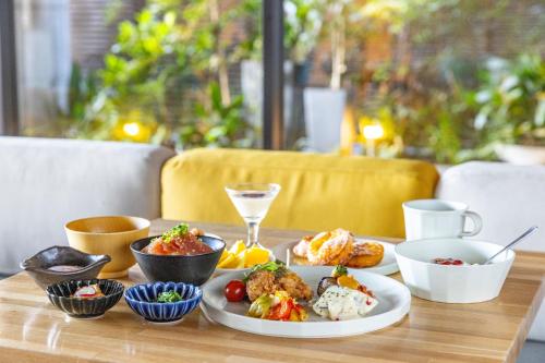 une table avec des assiettes de nourriture sur une table dans l'établissement Tokyu Stay Takanawa Shinagawa Area, à Tokyo